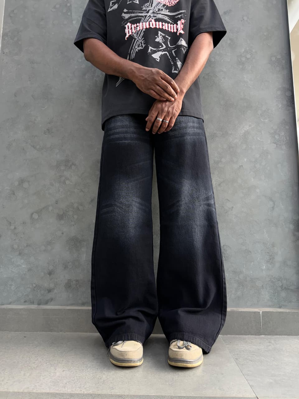 STRAIGHT-FIT JEANS